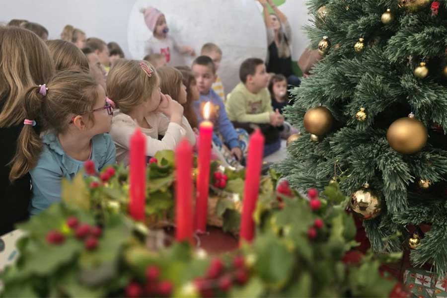 Božić dolazi, tiho na prstima...