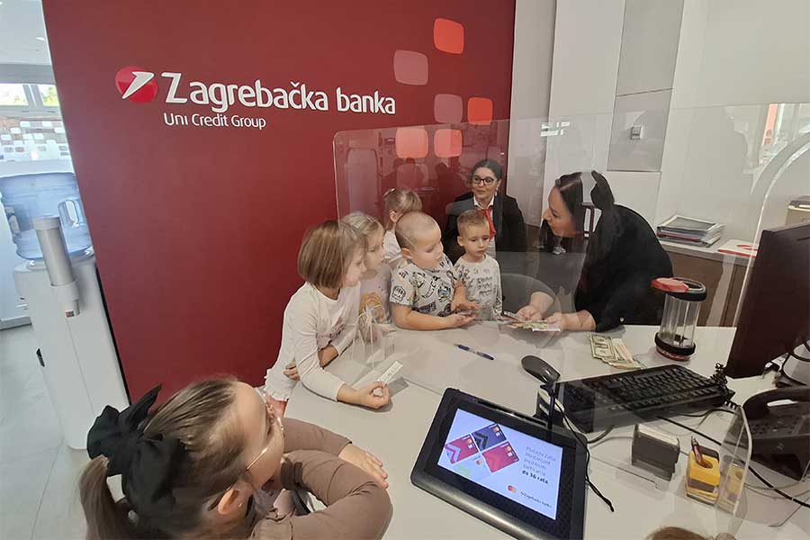 Međunarodni dan štednje se obilježava 31. listopada, a skupine "Astronauti" i "Raketice" su tim povodom posjetile Zagrebačku banku u Sisku.  Temelji financijske pismenosti nastaju već u predškolskoj dobi. Djeca kroz igru uče vrijednost novca, dobrobiti štednje, donošenje odluka i odgovorno ponašanje – a ključnu ulogu u tome imaju upravo odgojitelji i naravno obitelj kao temeljna zajednica društva.  Ljubazne djelatnice banke su pokazale djeci kako se podiže novac na bankomatu; različite vrste novčanica i kovanica te još pokoju zanimljivost. Također, djeca su na dar dobila "kasice-prasice", prigodne slikovnice i bombone.